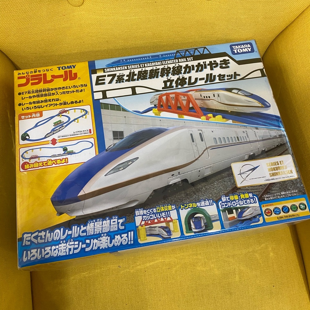 E7 Series Homuriku Shinkansen Kagayi Three Dimensional Rail Set   Takara Tomy